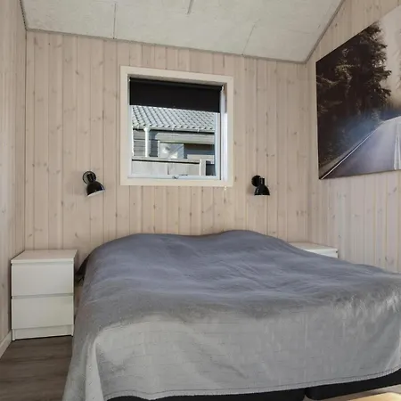 Semesterbostad Lovely In