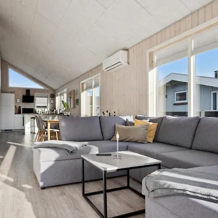 Semesterbostad Lovely In *