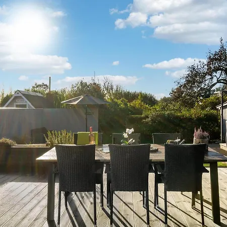 Semesterbostad Lovely In