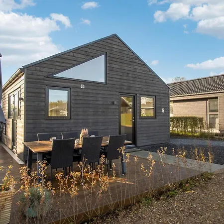 Semesterbostad Lovely In *